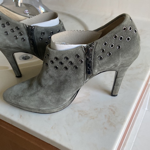 Gray heels - Picture 2 of 2
